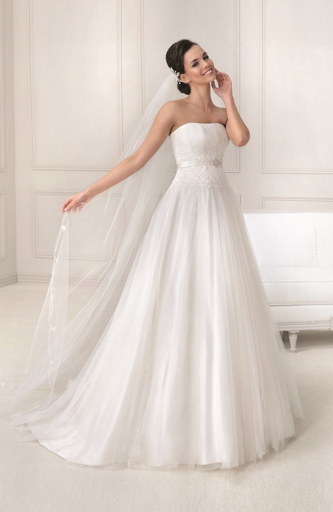 Die Box Boutique Brautkleidbox in Gr. M  ist geeignet zur Aufbewahrung von Brautkleidern mit bis zu drei Unterrocklagen und Schleppe.