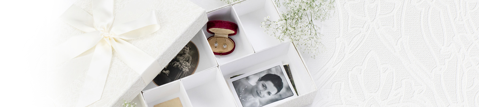 Runden Sie Ihre Hochzeit mit den passenden Accessoires ab - Fotoalbum, Gästebuch, Geldbox, Hochzeitstüten und Tischkarten. Runden Sie Ihre Hochzeit mit den passenden Accessoires ab - Fotoalbum, Gästebuch, Geldbox, Hochzeitstüten und Tischkarten.