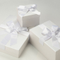 Preview: Die Accessoires-Boxen Pearly Stripes bewahren Ihre Hochzeitsschuhe, Kopfschmuck und sonstige Accessoires perfekt auf.