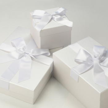 Die Accessoires-Boxen Pearly Stripes bewahren Ihre Hochzeitsschuhe, Kopfschmuck und sonstige Accessoires perfekt auf.