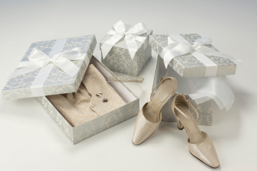 Wählen Sie die perfekte Aufbewahrungsbox für Ihre Hochzeitsschuhe, den Kopfschmuck und sonstige Accessoires.