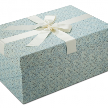 In der Brautkleidbox Blue Flower Dream ist Ihr Brautkleid sicher verstaut.