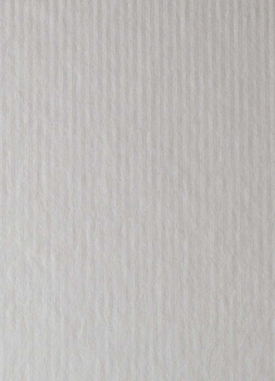 Die Brautkleidbox Pearly Stripes hat ein dezentes, zeitloses Streifenmuster.