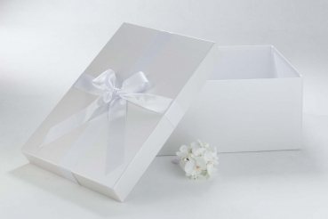 Die Brautkleidbox Pearly Stripes passt zu jedem Kleid.