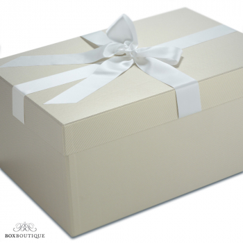 Die Brautkleidbox Stripes White & Gold schützt Ihr Kleid vor äußeren Einflüssen.