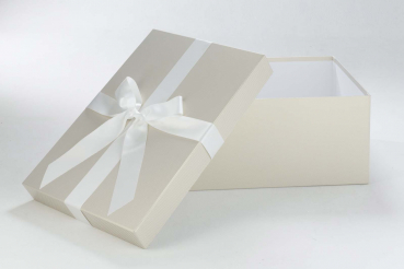 Die Brautkleidbox Stripes White & Gold ist ideal zur Aufbewahrung Ihres Kleids.