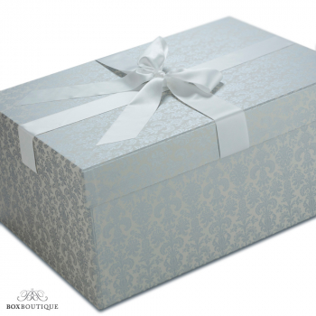 Die Brautkleidbox Tapestry Silver ist eine elegante Aufbewahrungsmöglichkeit für Ihr Brautkleid.