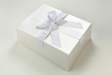 Die Kommunionsbox Pearly Stripes zur Aufbewahrung Ihres Kommunionskleids