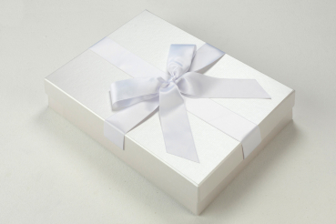 Die Taufkleidbox ist ideal für die Aufbewahrung Ihres Taufkleids.