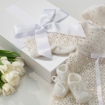 Die Taufkleidbox Pearly Stripes bewahrt Ihr Taufkleid und Accessoires auf.