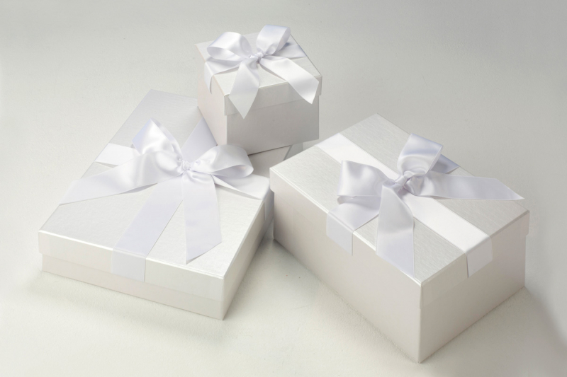 Die Accessoires-Boxen Pearly Croco sind auf die Brautkleidboxen abgestimmt.