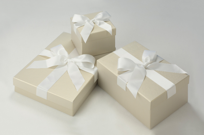 Die Accessoires-Boxen Stripes White & Gold sind in drei verschiedenen Größen erhältlich.