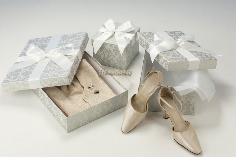 Wählen Sie die perfekte Aufbewahrungsbox für Ihre Hochzeitsschuhe, den Kopfschmuck und sonstige Accessoires.