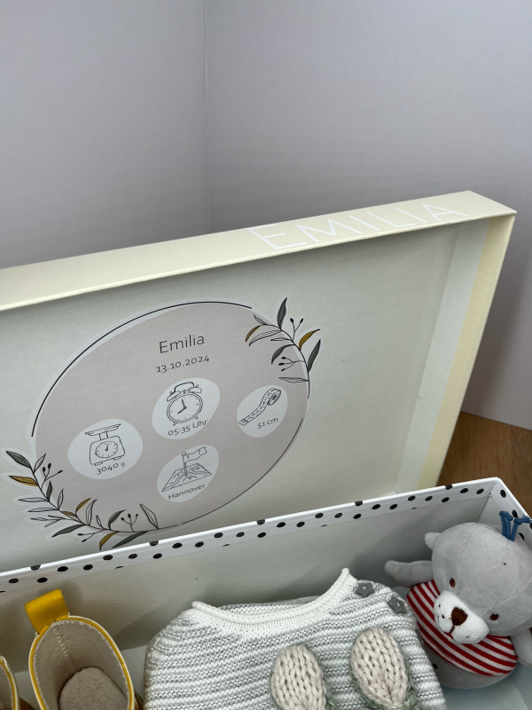 Die Babyboxen sind am Deckel außen und innen personalisiert.