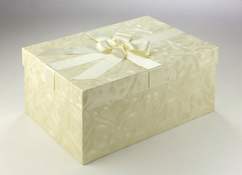 Creamy Ornaments | Brautkleidbox