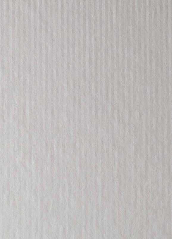 Die Brautkleidbox Pearly Stripes hat ein dezentes, zeitloses Streifenmuster.