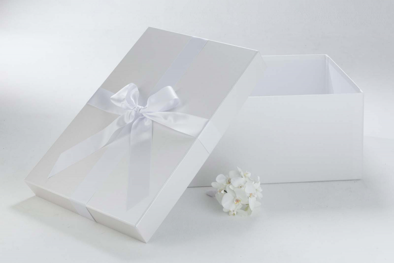 Die Brautkleidbox Pearly Stripes passt zu jedem Kleid.