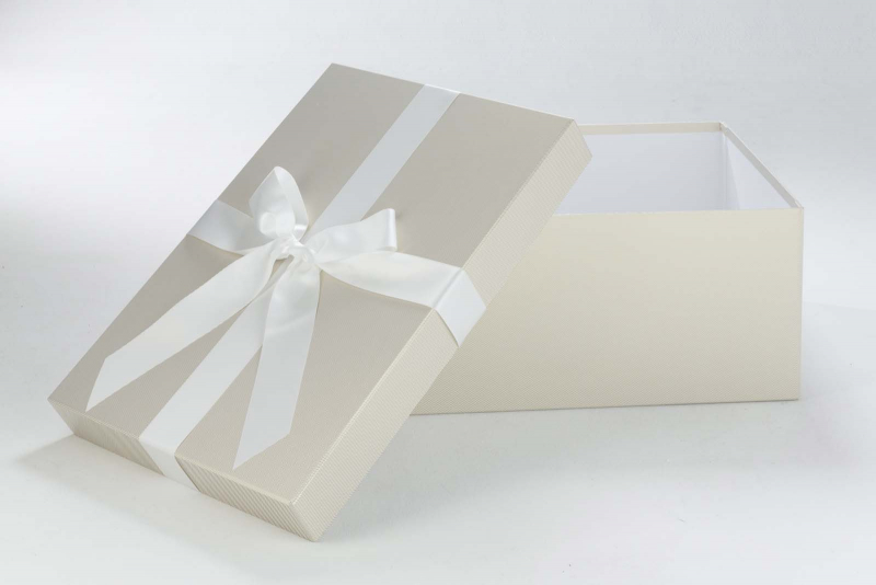 Die Brautkleidbox Stripes White & Gold ist ideal zur Aufbewahrung Ihres Kleids.