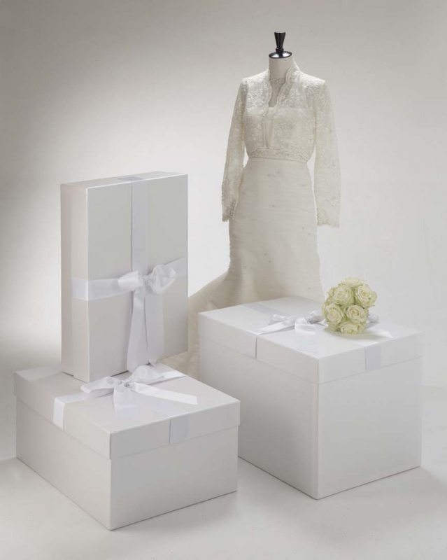 Die Brautkleidbox Pearly Croco können Sie in drei Größen erwerben.
