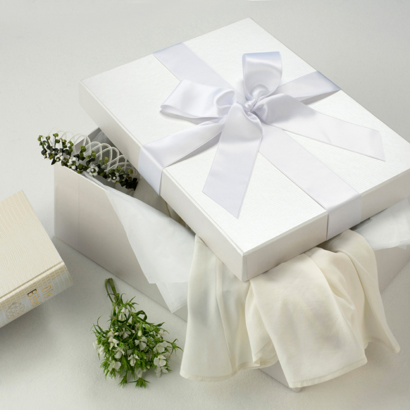 Die Kommunionsbox Pearly Stripes bewahrt Ihr Kommunionskleid auf.