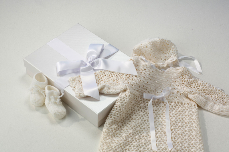 Die Taufkleidbox Pearly Stripes bewahrt Ihr Taufkleid auf.
