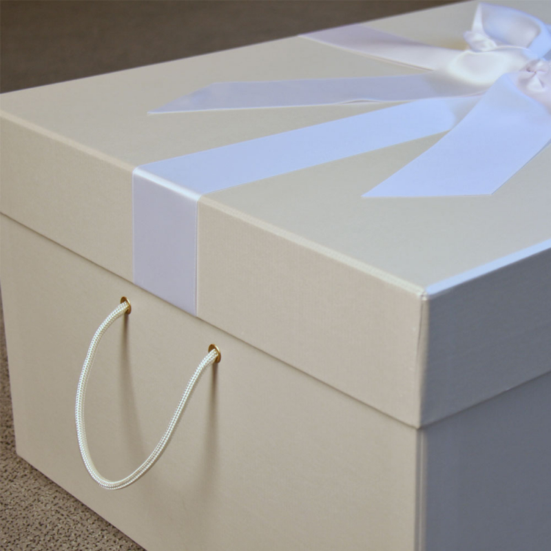 Die Trageschlaufen eignen sich besonders für Brautkleidboxen der Größe M und L.